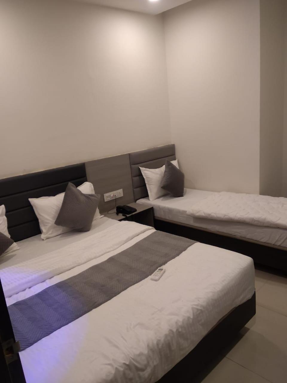Hotel Selfie Inn Ahmedabad Luaran gambar